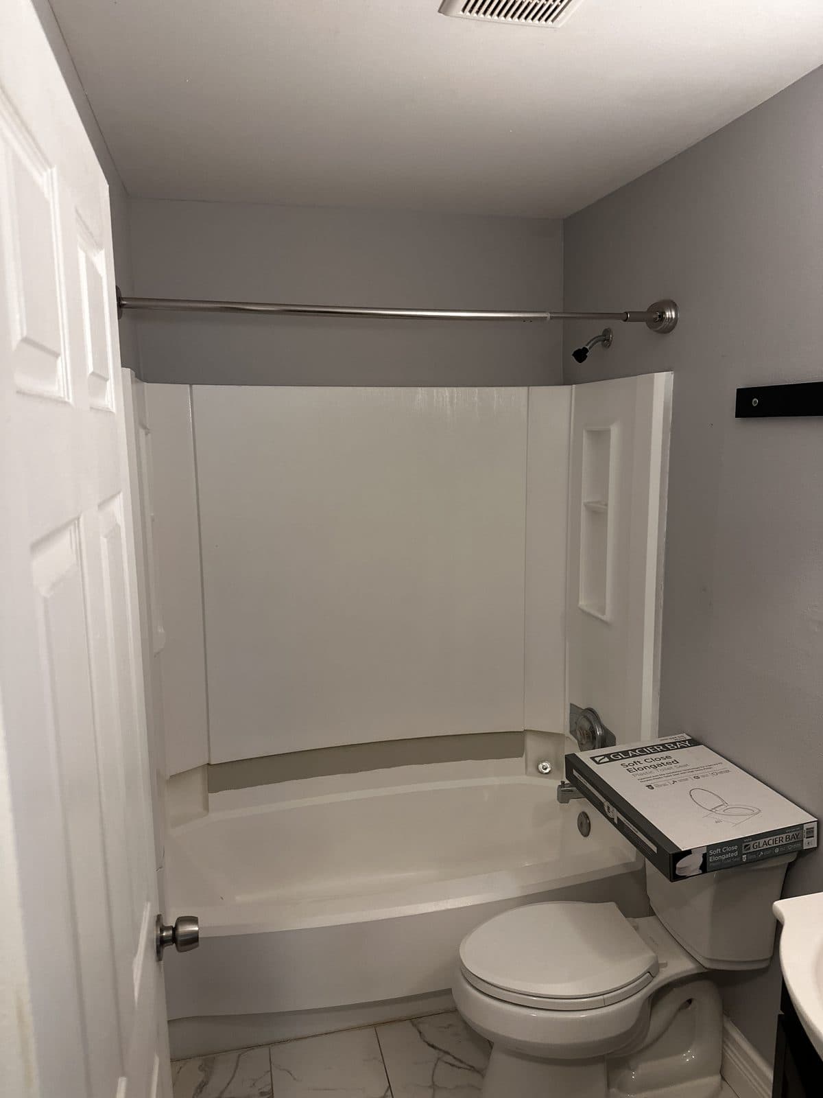 Plain fiberglass tub to green zellige tub surround — Before