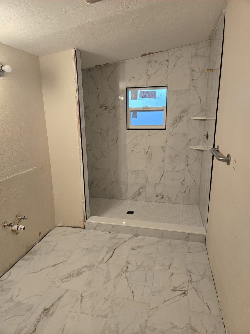 De caja de ducha impermeabilizada a paredes y piso tipo mármol blanco — Después